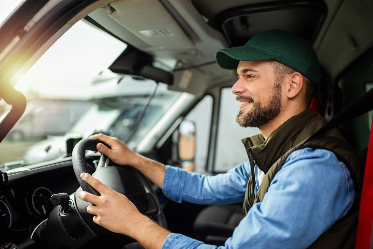 personne conduisant sa voiture pour aller ou revenir du travail - Illustration Transport domicile-travail : du nouveau sur les frais