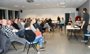 Les participants dans la salle de réunion