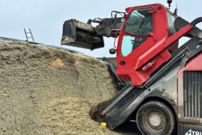 désileuse en train de charger au silo