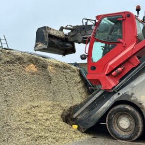 désileuse en train de charger au silo