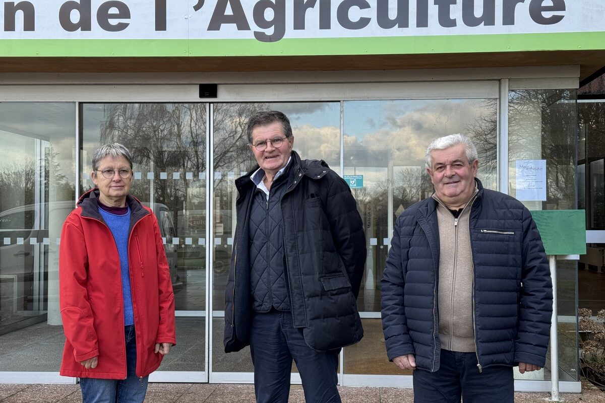 Une femme et deux hommes devant l'entrée de la Chambre d'agriculture des Côtes d'Armor - Illustration Défendre les retraités actuels et de demain