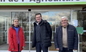 Une femme et deux hommes devant l'entrée de la Chambre d'agriculture des Côtes d'Armor