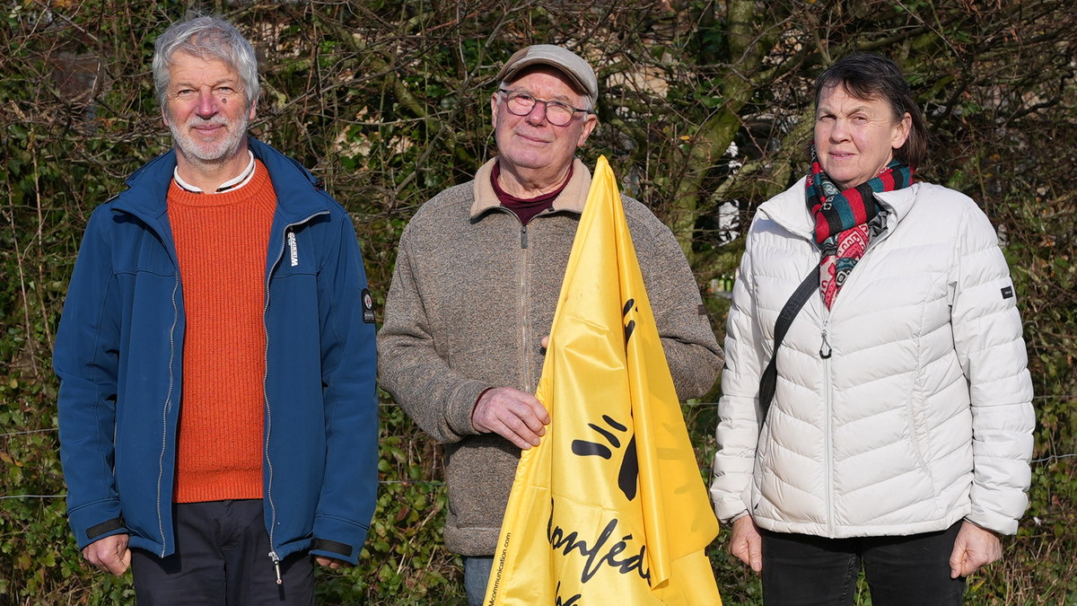 Deux hommes et une femme retraités avec un drapeau jaune du syndicat agricole de la Confédération paysanne - Illustration La Conf’ présente ses anciens