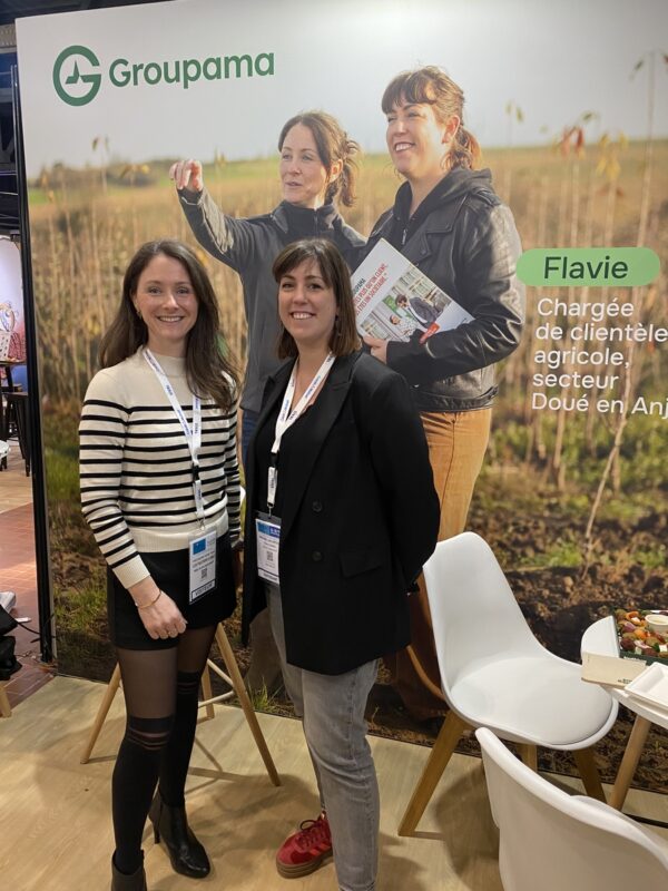 Olivia Beaumont – pépinériste (Les fruitiers d’Émile) accompagnée  de Flavie sa chargée clientèle agricole Groupama sur le stand Groupama du Sival 2025