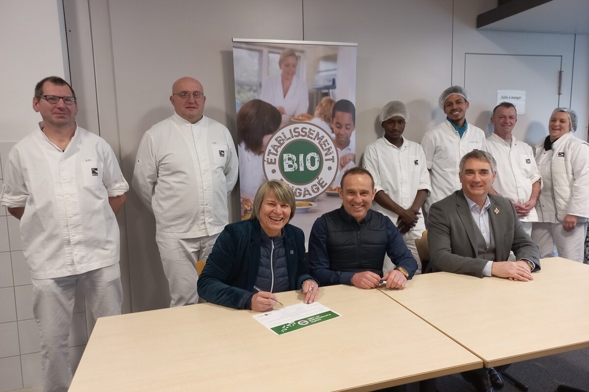 Remise du Label au lycée Maupertuis avec les cuisiniers et agents - Illustration Le lycée Maupertuis à St-Malo, « bio engagé »