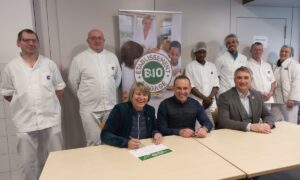 Remise du Label au lycée Maupertuis avec les cuisiniers et agents