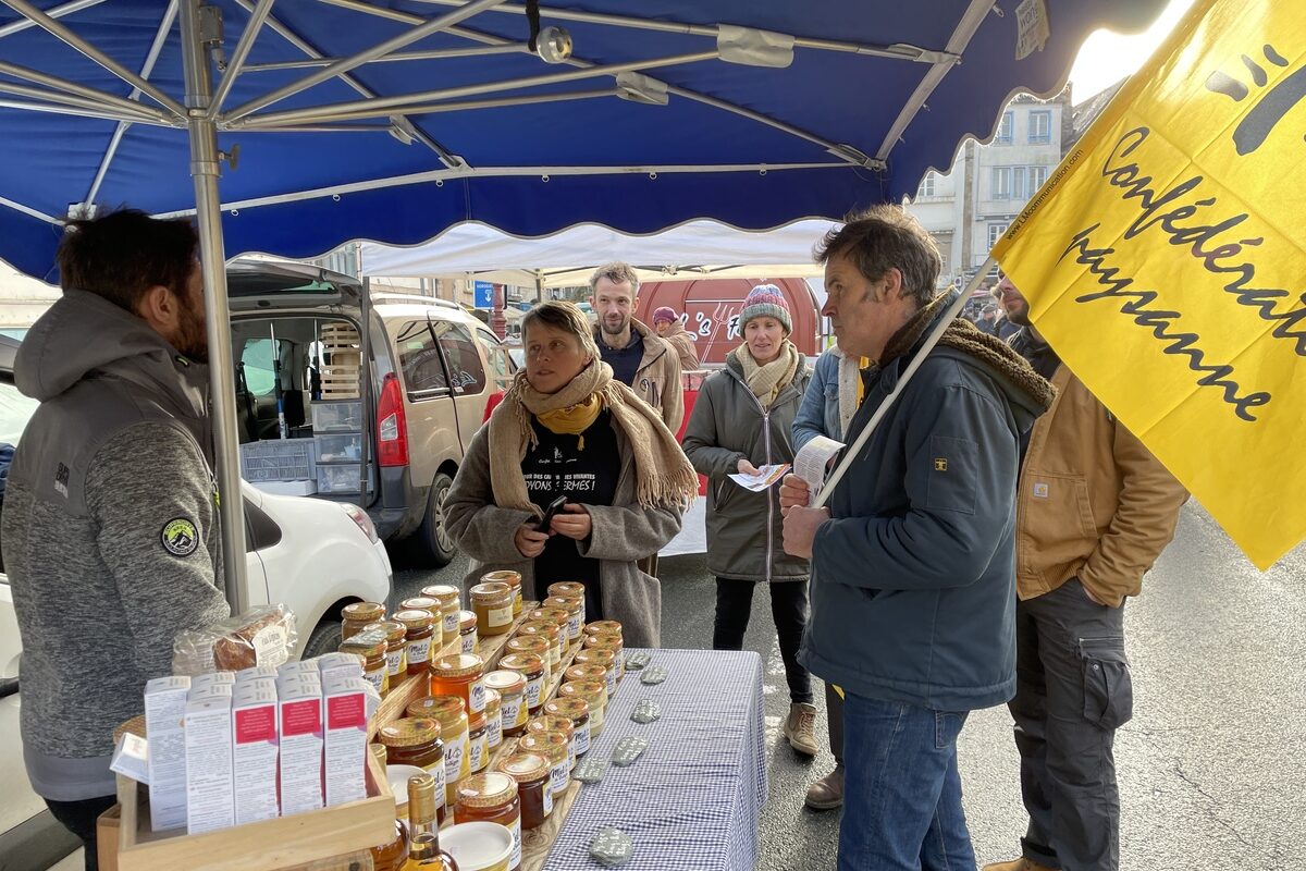 La Confédération paysanne sur le marché de Morlaix - Illustration Des enjeux locaux et nationaux