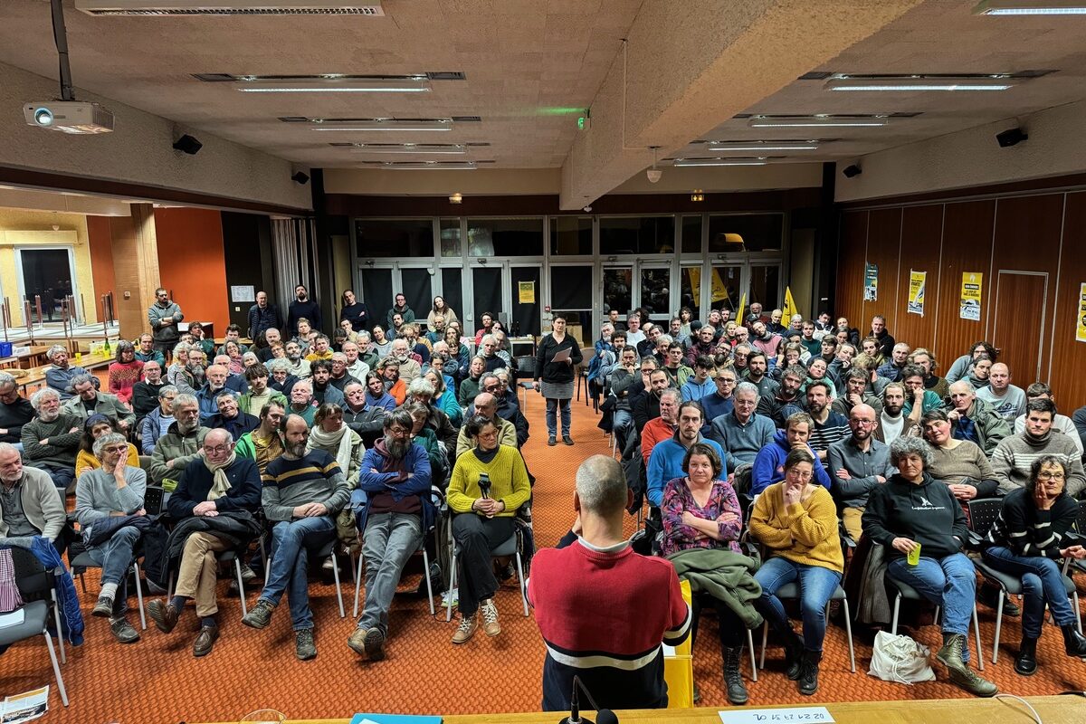 Un public nombreux lors du meeting de campagne de la Confédération paysanne des Côtes d'Armor - Illustration Avoir des voisins dans nos campagnes