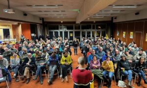 Un public nombreux lors du meeting de campagne de la Confédération paysanne des Côtes d'Armor