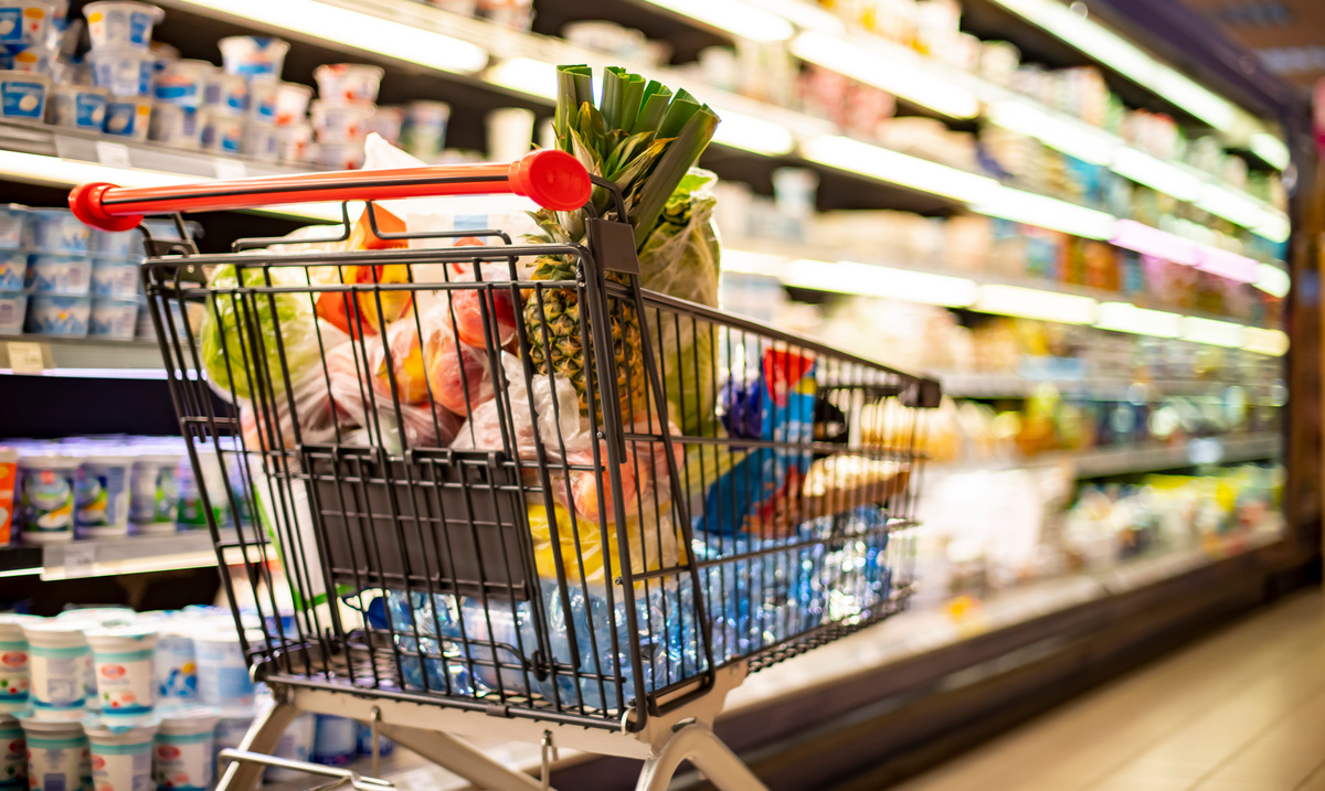 caddie dans un rayon laitier de supermarché - Illustration Des « tensions  non négligeables »