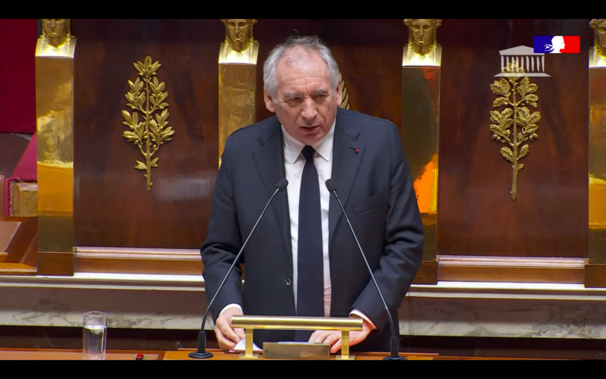 François Bayrou lors de son discours de politique générale - Illustration Simplification : Bayrou vise « les pyramides de normes »