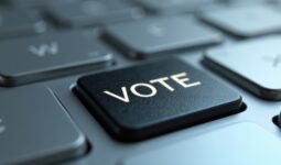 Un clavier avec une touche vote