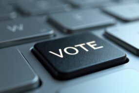 Un clavier avec une touche vote