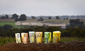 montage de billets devant un bâtiment agricole