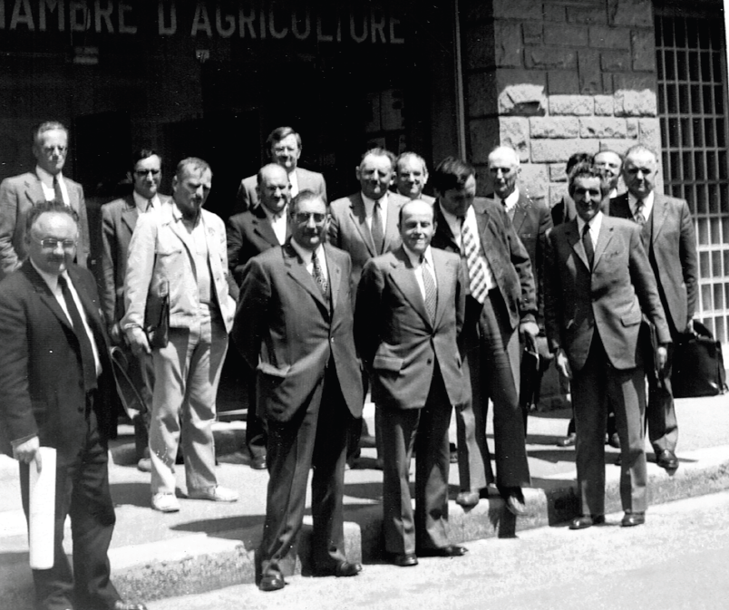 un groupe de personnes devant la chambre d'agriculture de bretagne en 1974