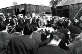 un groupe de personnes pour une présentation à la ferme en 1971