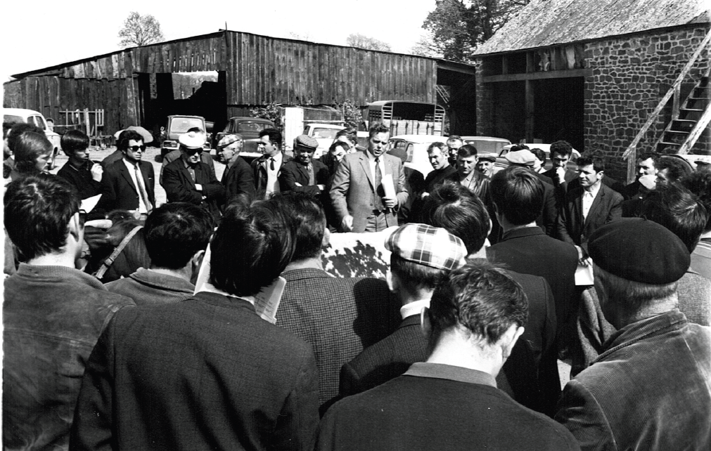 un groupe de personnes pour une présentation à la ferme en 1971 - Illustration Histoire : De la Société d’agriculture aux Chambres d’agriculture