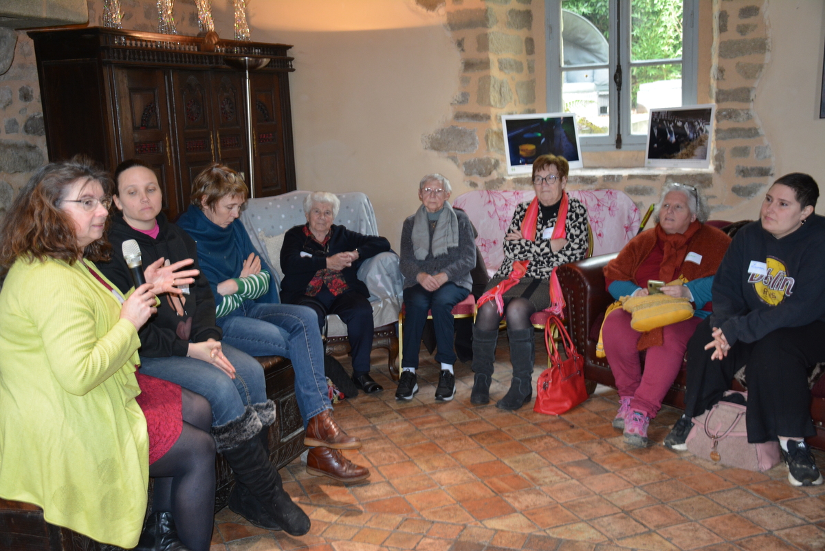 groupe de femmes - Illustration Le bien-être au travail passe par l’échange en groupe