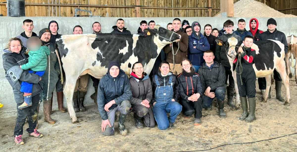 Les jeunes posent lors de la formation - Illustration Une formation au clippage des vaches