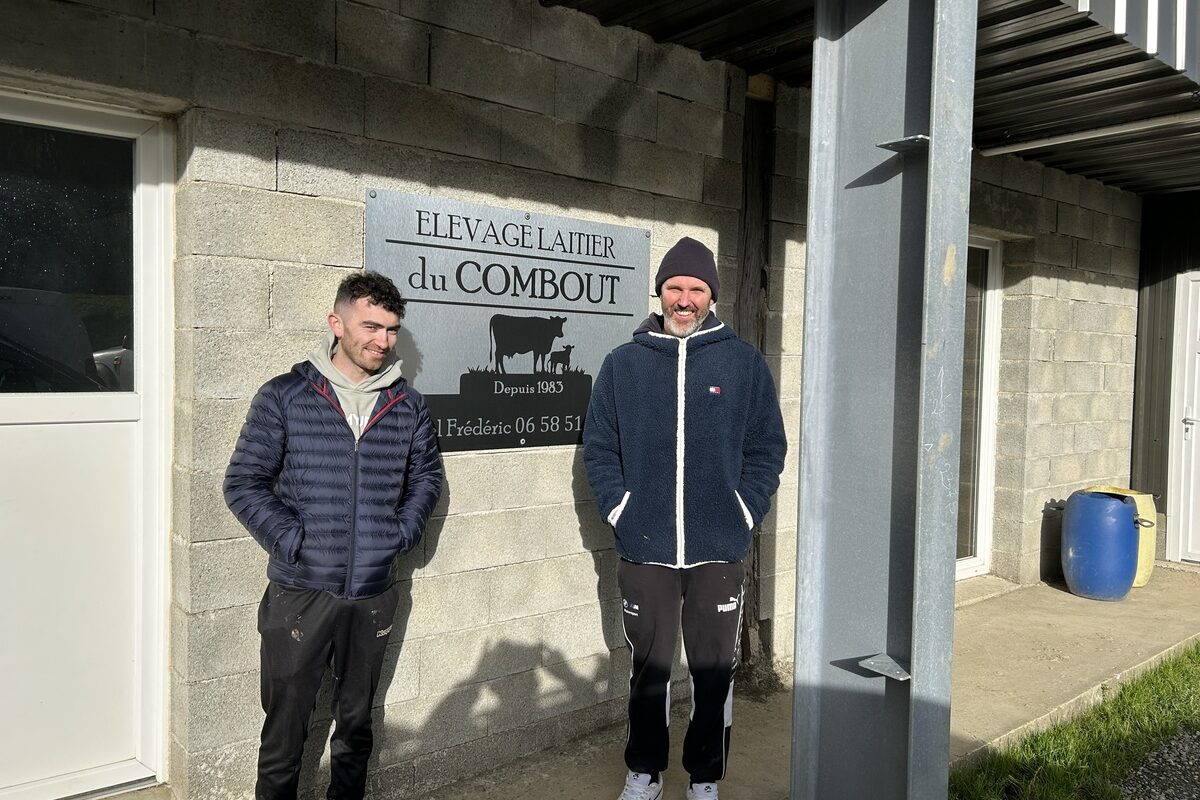 Frédéric Burel et son salarié Pierre Le Bail, sur la ferme laitière à Saint-Goazec dans le Finistère - Illustration Le photovoltaïque  finance le hangar