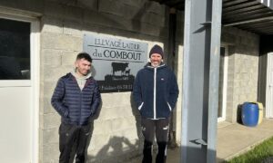 Frédéric Burel et son salarié Pierre Le Bail, sur la ferme laitière à Saint-Goazec dans le Finistère