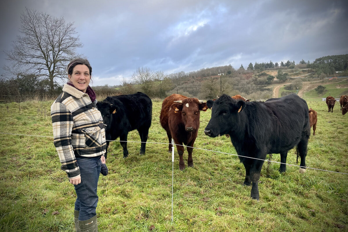 Amandine Gat devant ses vaches - Illustration Les éleveurs  de l’Adage 35  témoignent en podcast