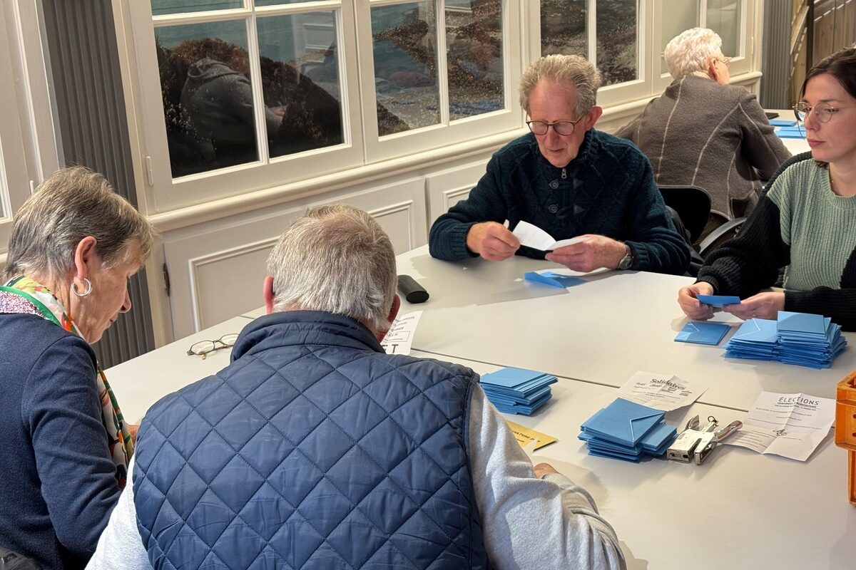 Quatre personnes en train de dépouiller des bulletins de vote. - Illustration La liste FDSEA-JA  finit en tête