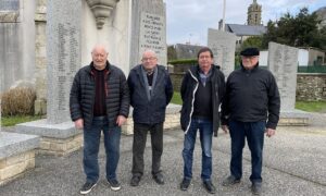 Des hommes devant le monument aux morts de Plouider