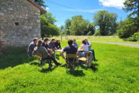 Un groupe de personne qui brainstorme sur une pelouse