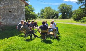 Un groupe de personne qui brainstorme sur une pelouse