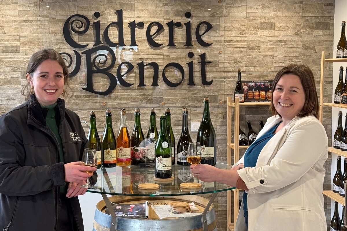 Deux femmes trinquent avec des verres de cidre. - Illustration Le cidre en héritage