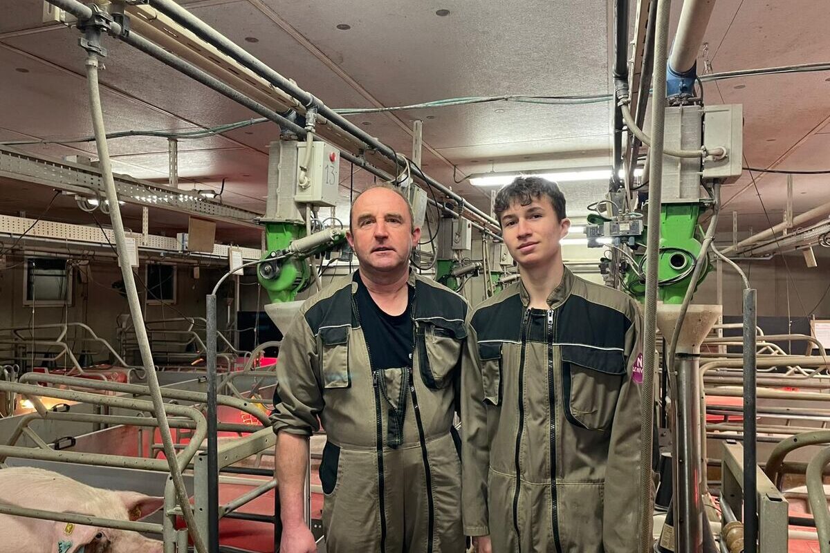 Un formateur et un élève dans l'atelier porc pédagogique du lycée le Nivot - Illustration École Le Nivot : Un atelier porc pédagogique