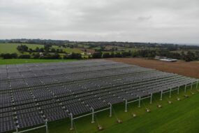 La vue aérienne d'une canopée photovoltaïque