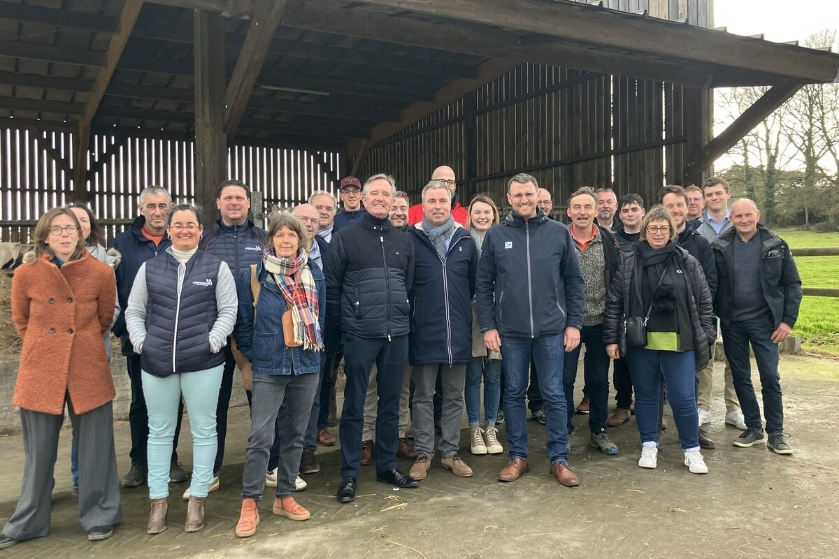 Les participants devant un des bâtiments de la ferme - Illustration Une aide pour évaluer la transmissibilité