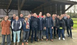 Les participants devant un des bâtiments de la ferme