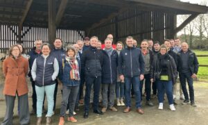 Les participants devant un des bâtiments de la ferme