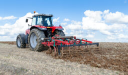 tracteur dans un champ travaillant le sol