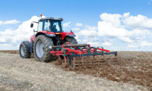 tracteur dans un champ travaillant le sol