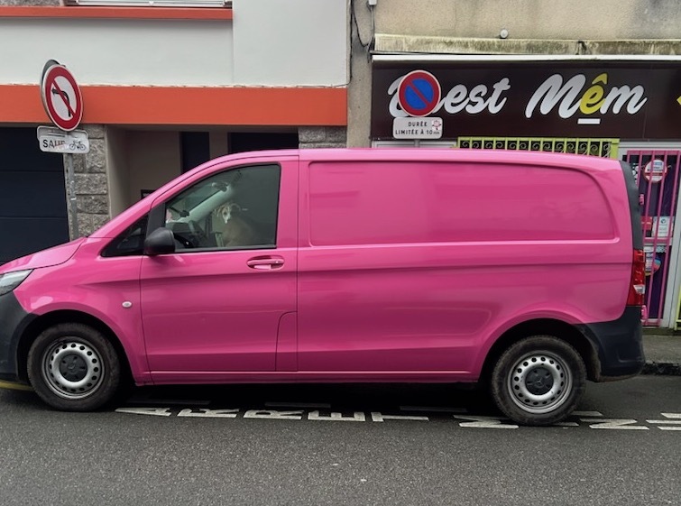 La fourgonnette rose, devant le bar « le Brest Mêm ». 