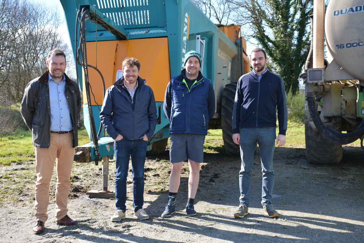 Quatre hommes devant du matériel agricole - Illustration Une nouvelle formation pour utiliser et entretenir le matériel