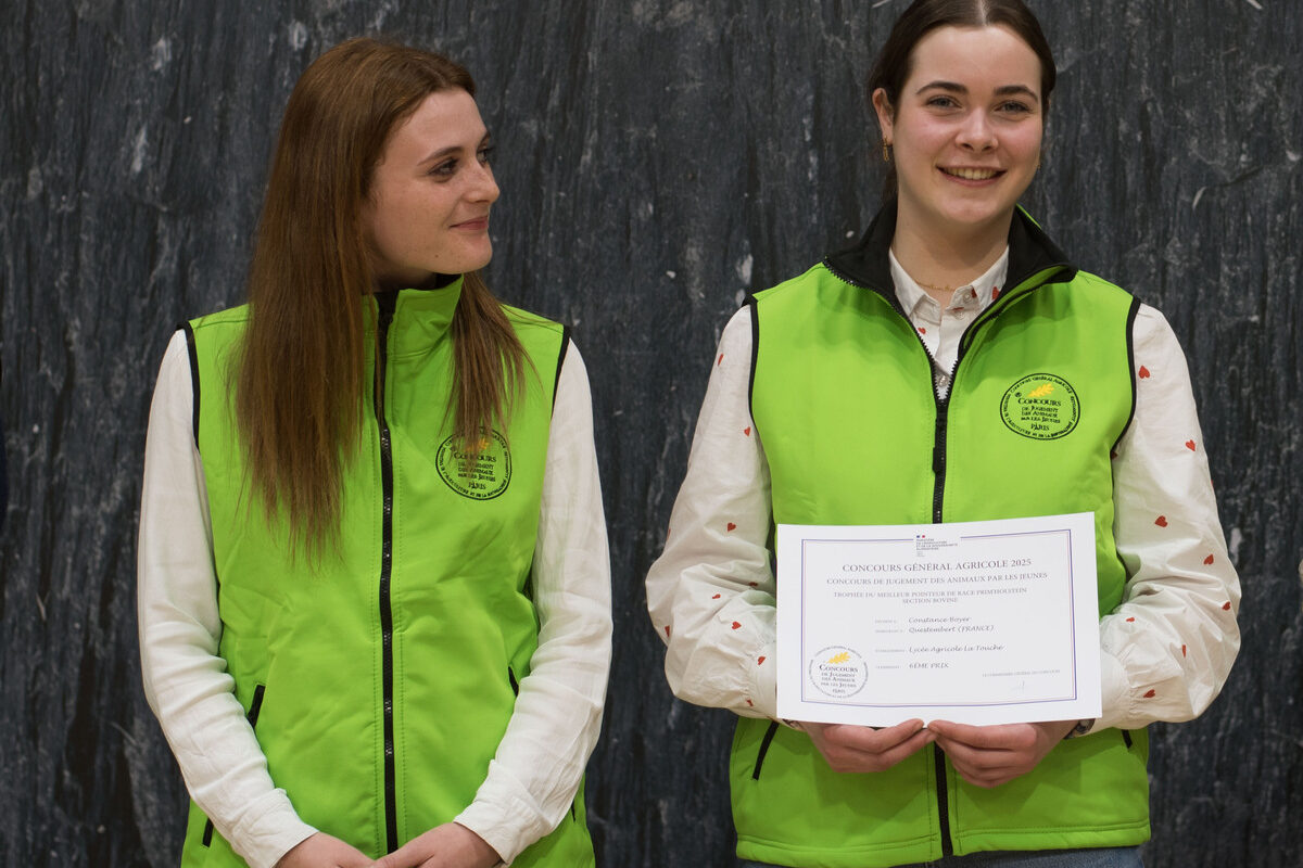 Deux jeunes filles - Illustration Constance à la pointe en Prim’Holstein