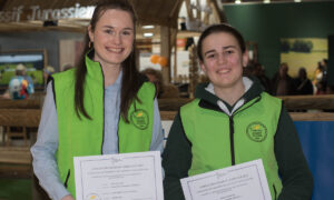 Deux étudiantes souriantes