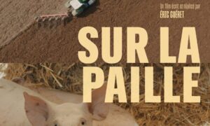 Affiche du film documentaire Sur la paille avec un cochon dans de la paille et un tracteur labourant un champ