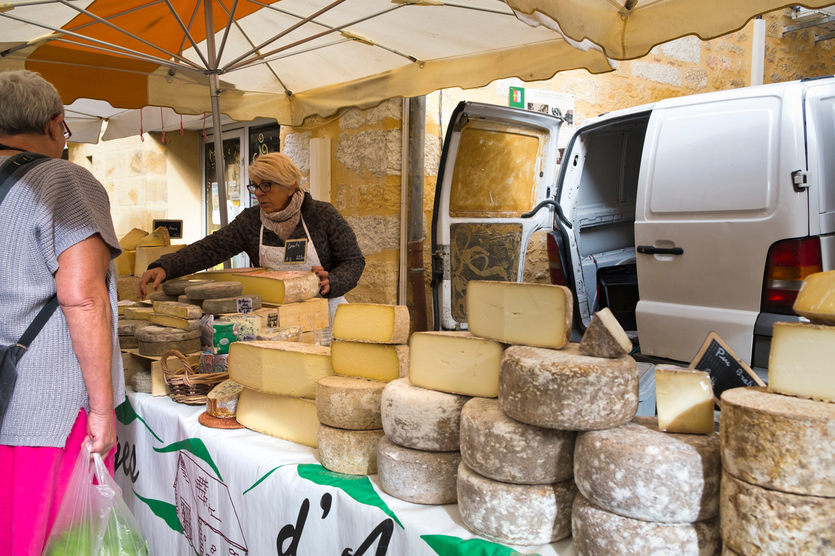 Une vente directe de fromage - Illustration Optimiser son exploitation : pourquoi diversifier  son activité agricole ?