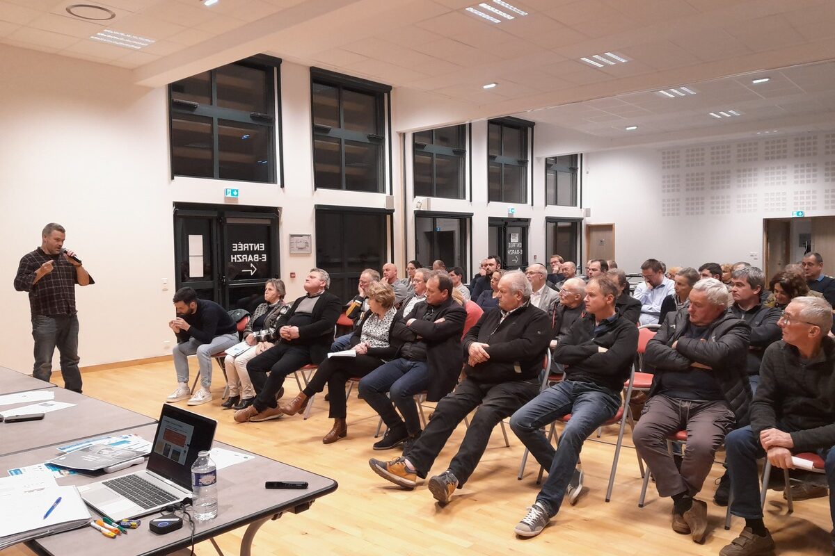 Un groupe de personnes dans une salle - Illustration La production d’énergie en local  est une opportunité