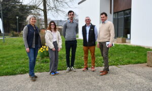 Les personnes de la table ronde dehors