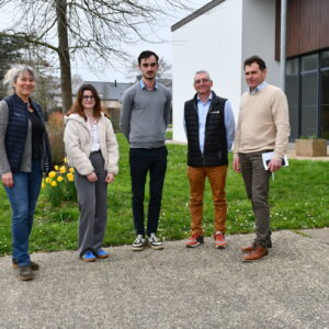 Les personnes de la table ronde dehors