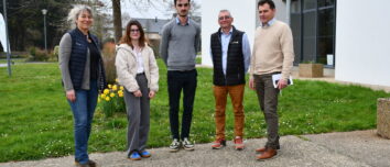 Les personnes de la table ronde dehors