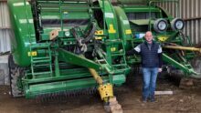 Un éleveur devant deux outils pour presser de l'herbe.