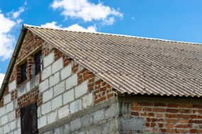 La couverture d'un bâtiment en amiante